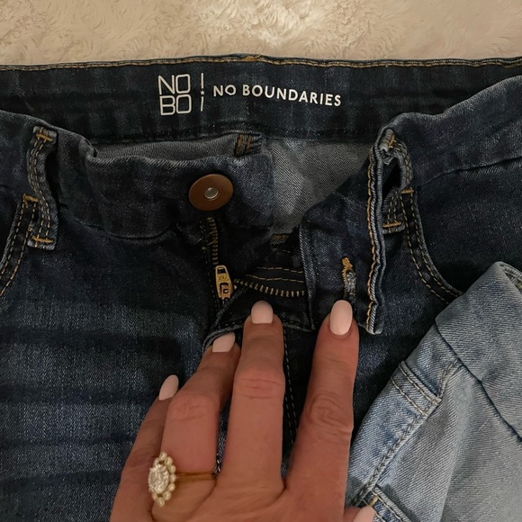 BUNDLE No Boundaries set of 2 summer Jean shorts Size 4 - Picture 4 of 8